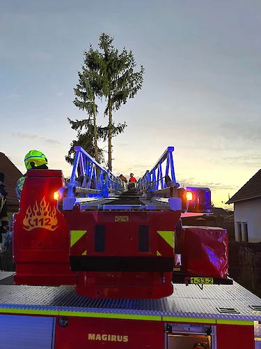 Die Drehleiter der Feuerwehr bei einem Sturm-Einsatz.