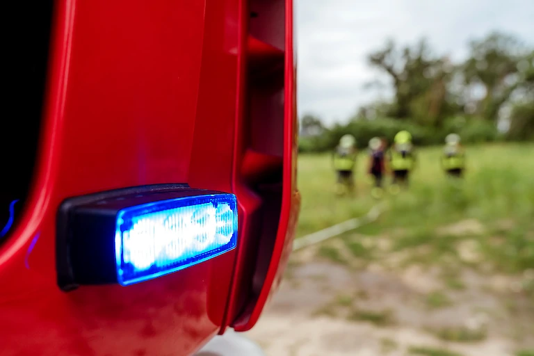 Ein Blaulicht an der Front eines Feuerwehrfahrzeugs.